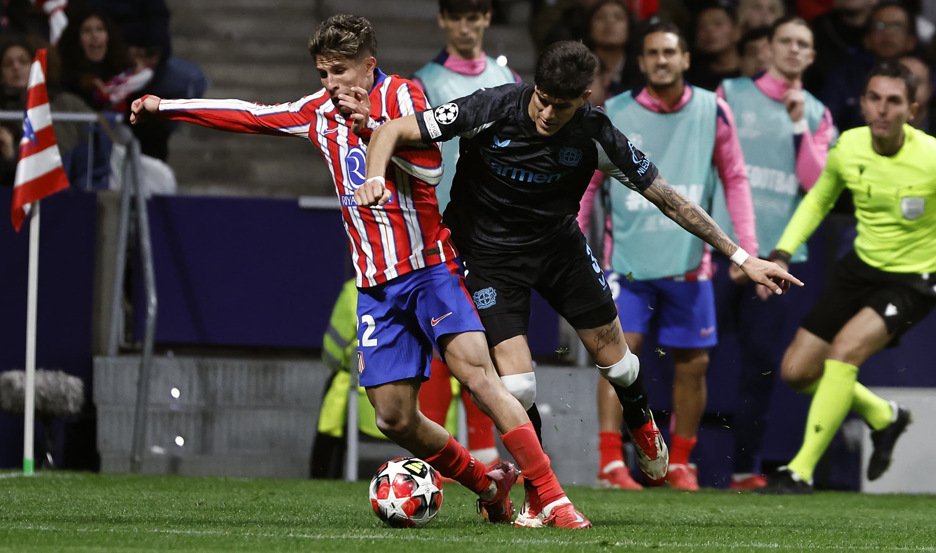 Hincapié jugó contra el Atlético de Madrid en su etapa con el Bayer Leverkusen.