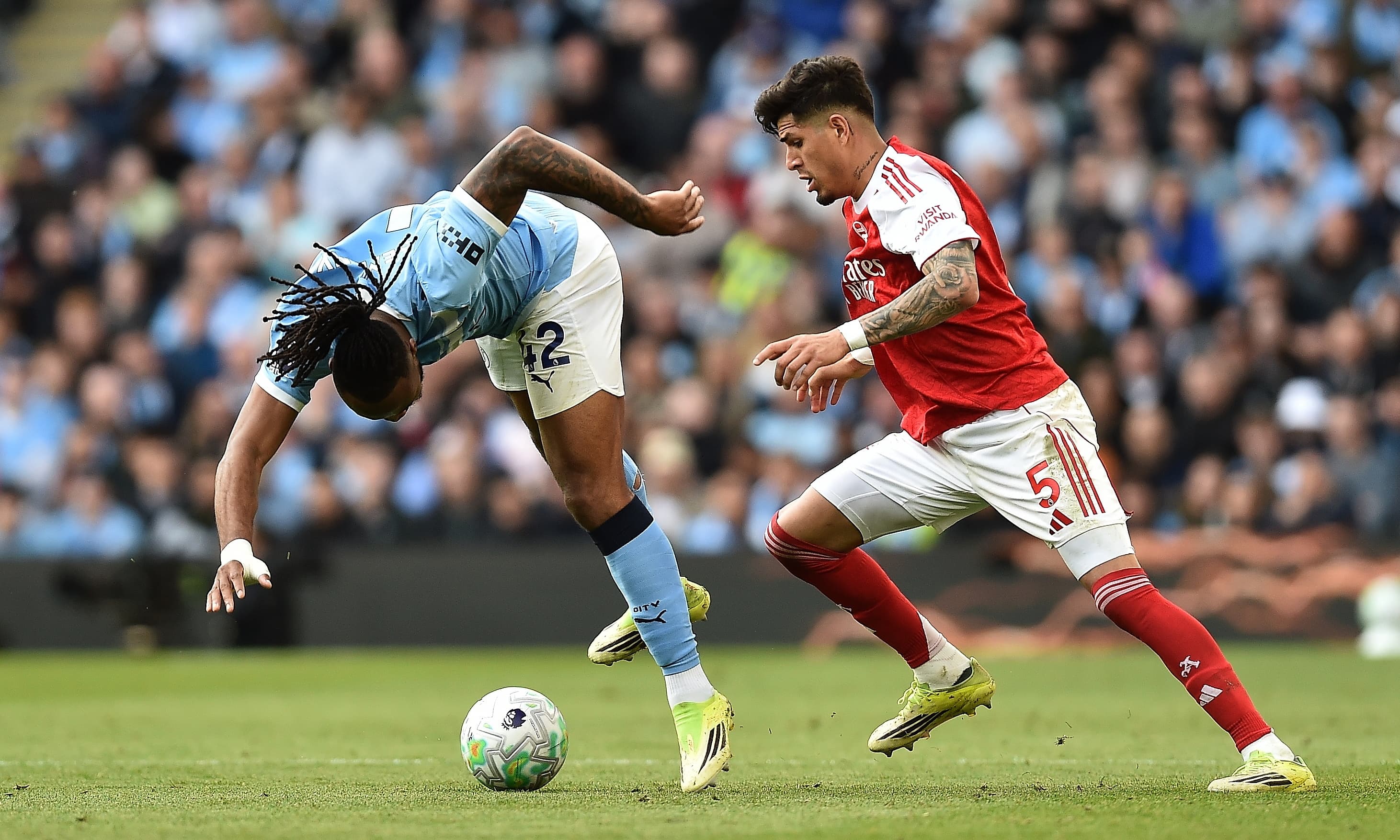 Piero Hincapié disputa un balón con Semenyo.