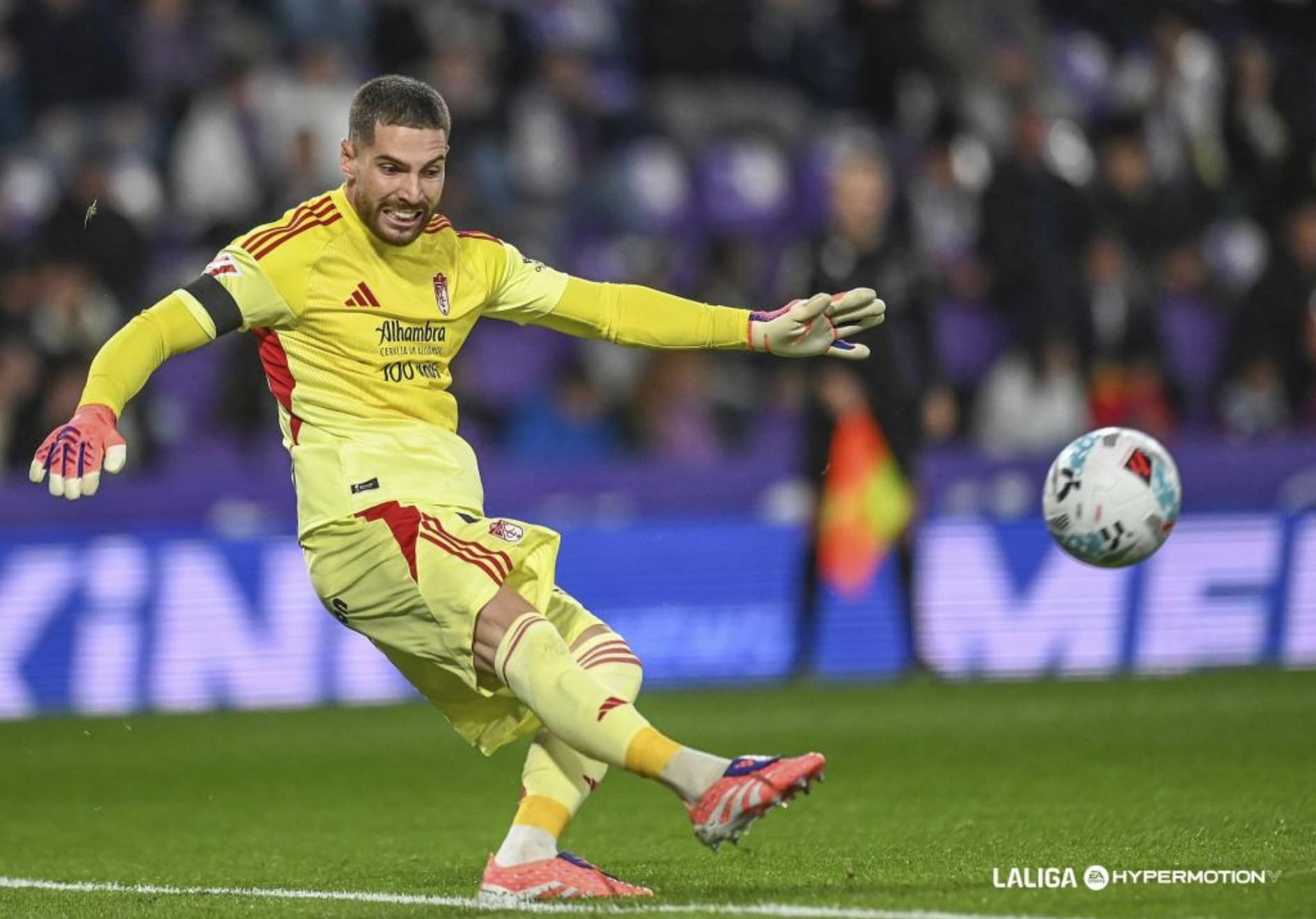 Luca Zidane, sacando el balón en un partido.