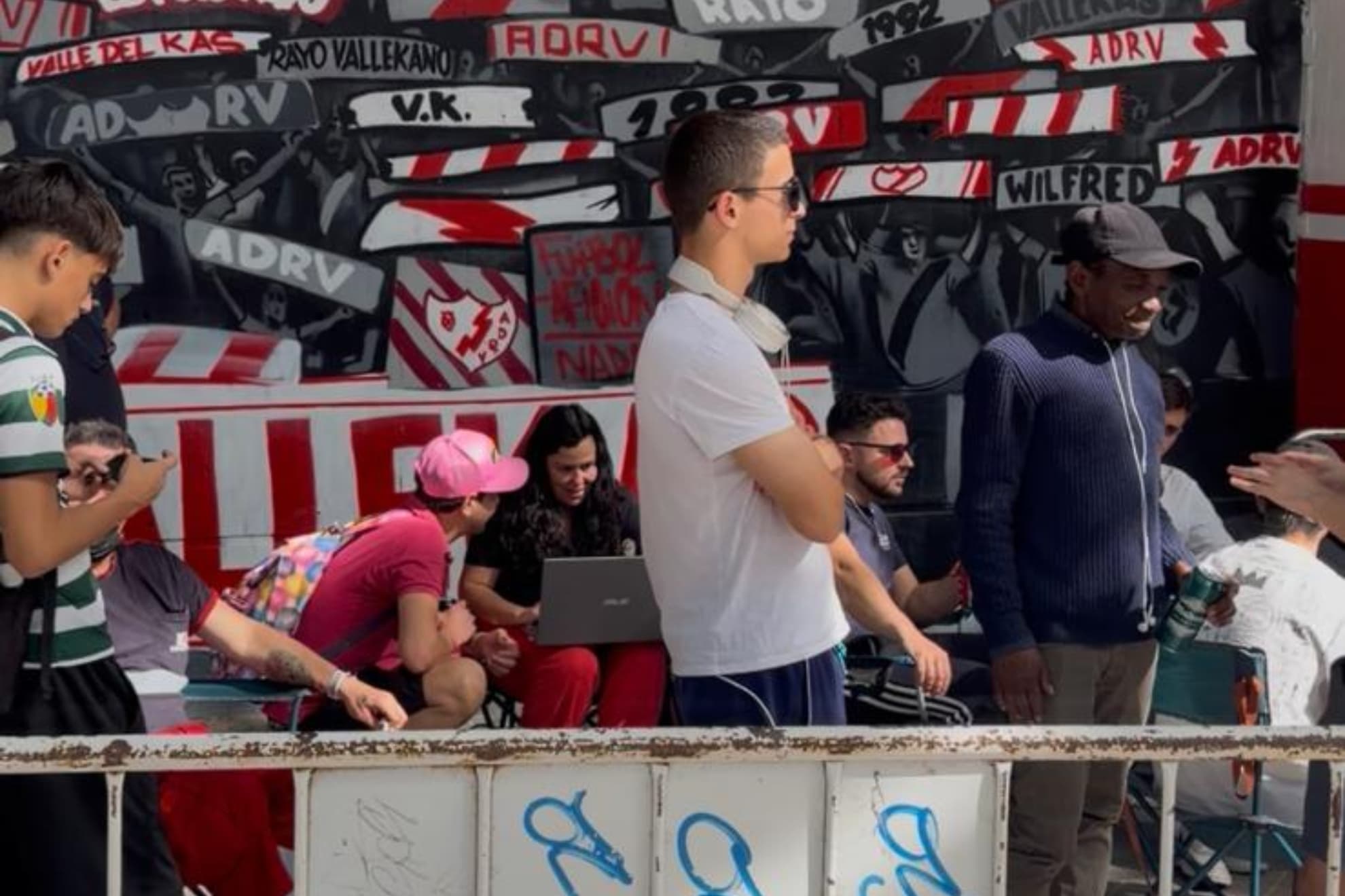 Las colas de la afición del Rayo Vallecano.