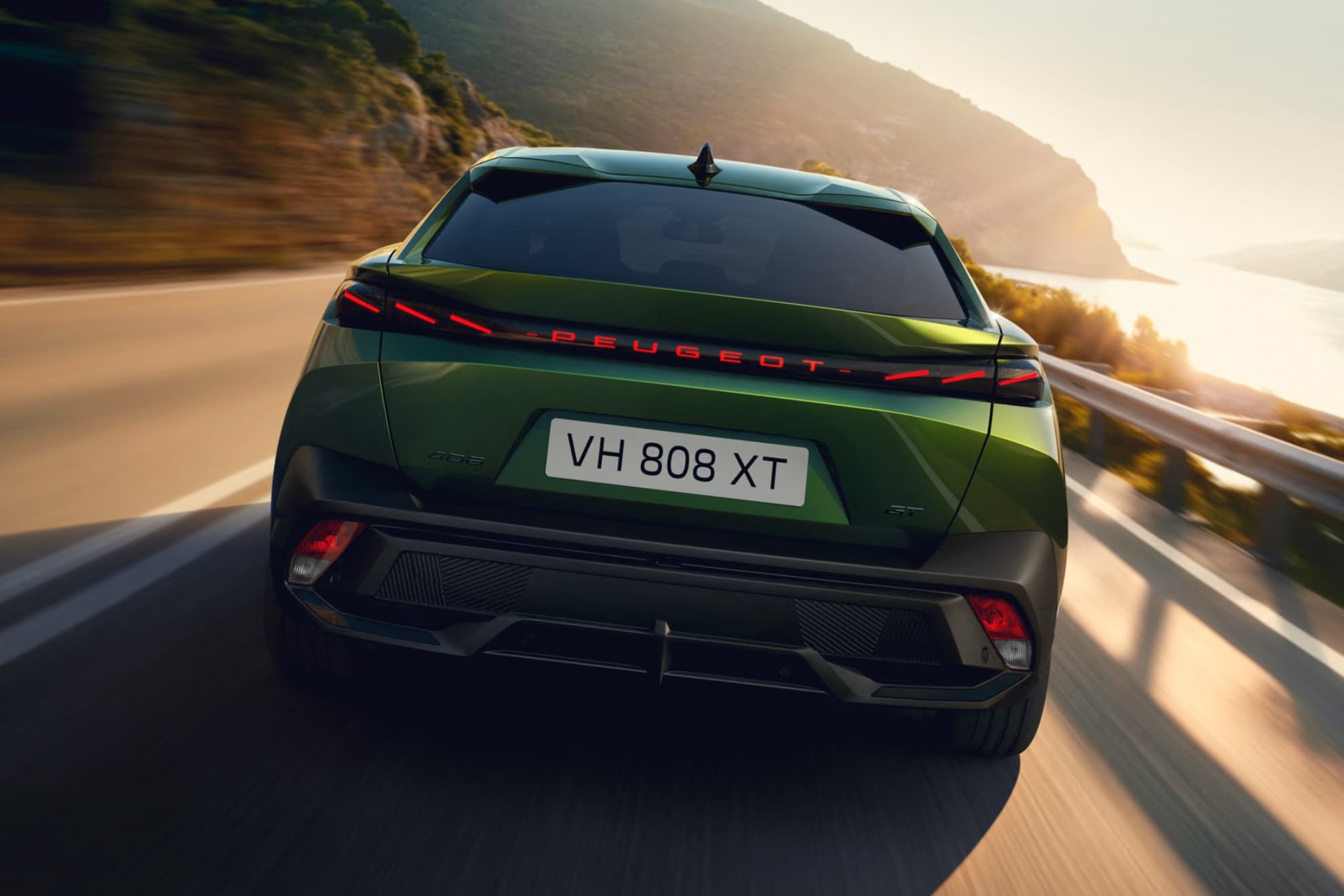 La construcción visual de la zaga, con el logo iluminado, resulta muy atractiva.