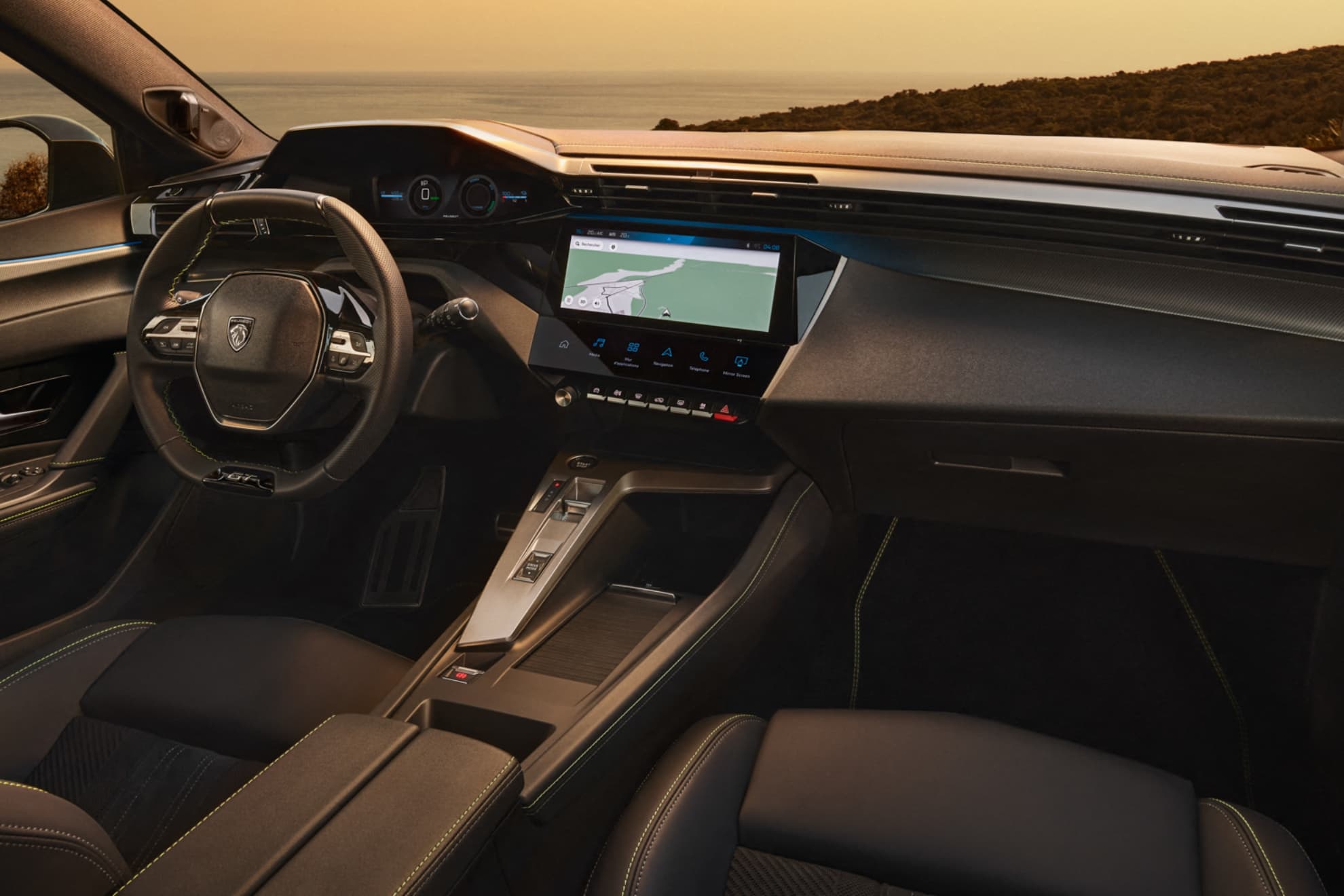 Peugeot mantiene en su 408 la configuración interior i-Cockpit.