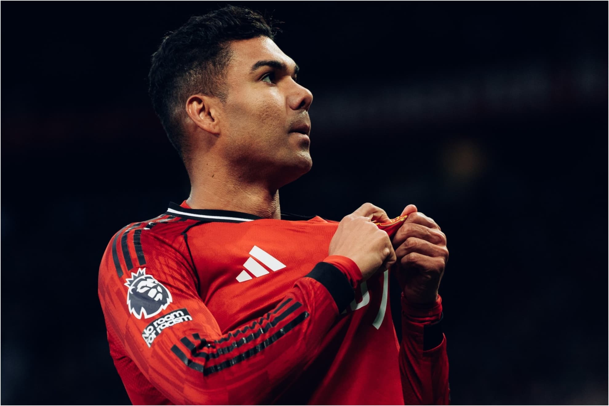 Casemiro muestra el escudo del Manchester United a Old Trafford.