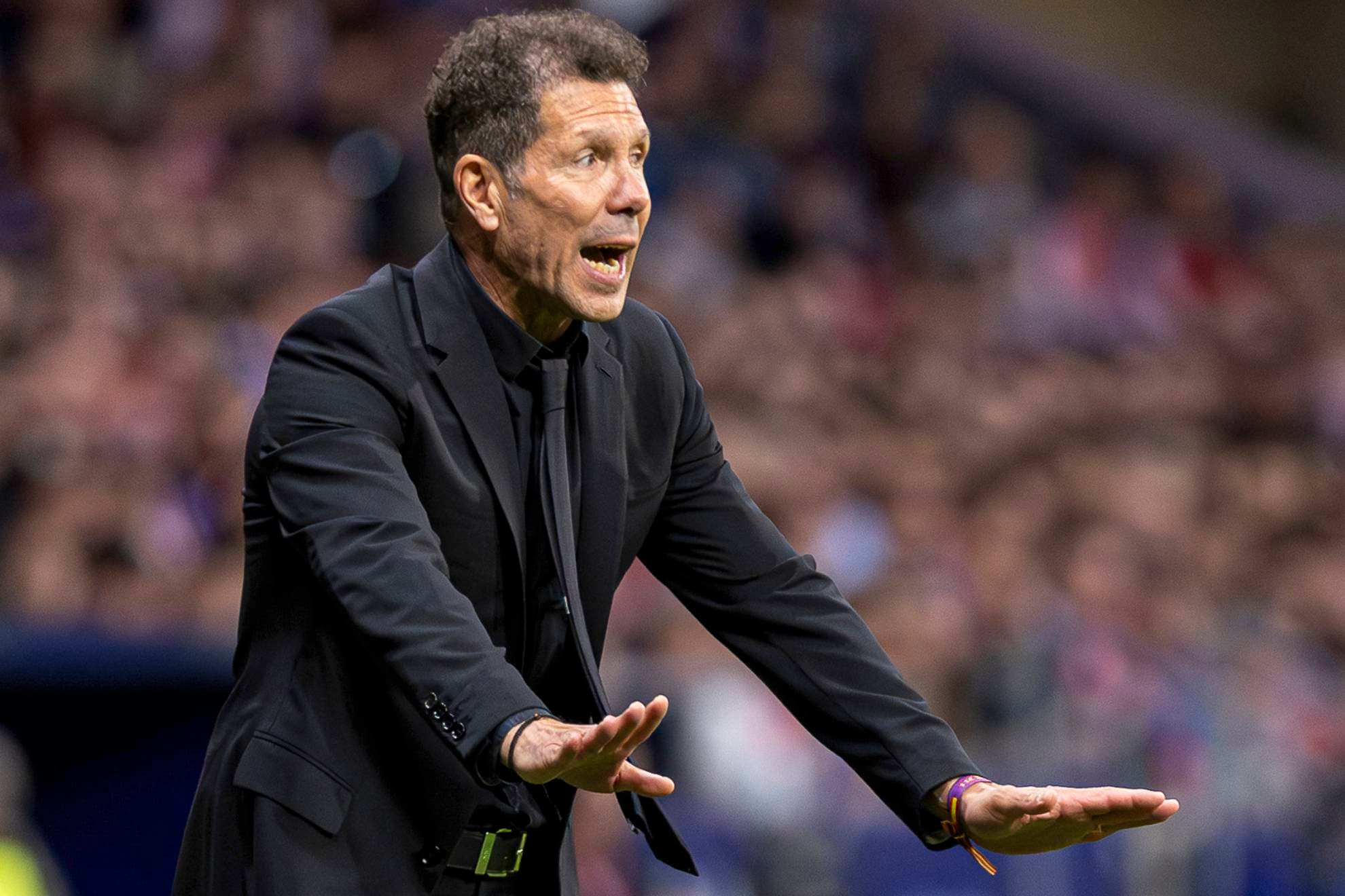 En Inglaterra acusan a Simeone de "juegos sucio" con el césped: "Es un fastidio"