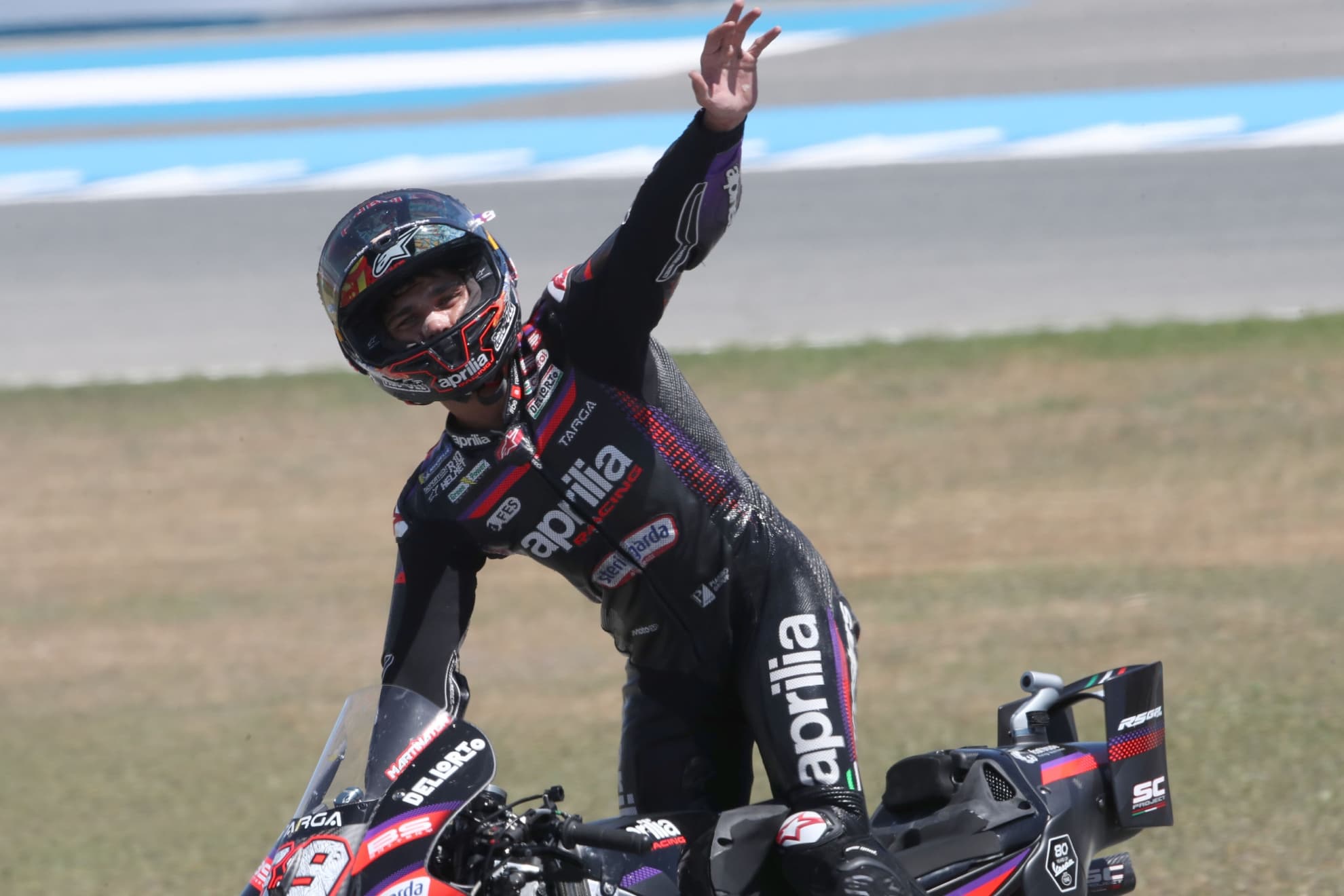 Jorge Martín saluda en Jerez.