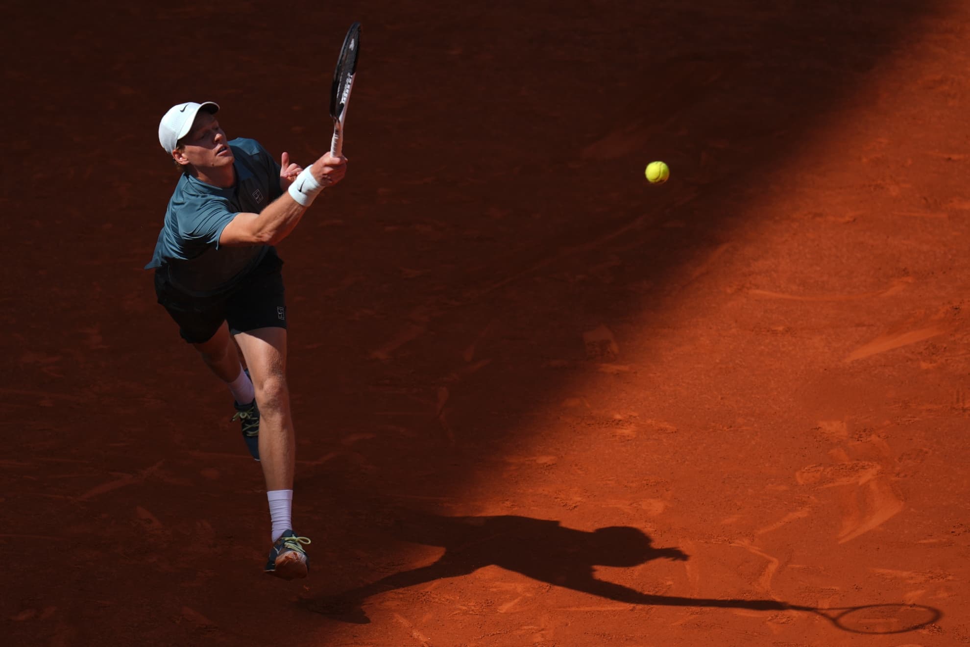 Sinner resta una pelota.