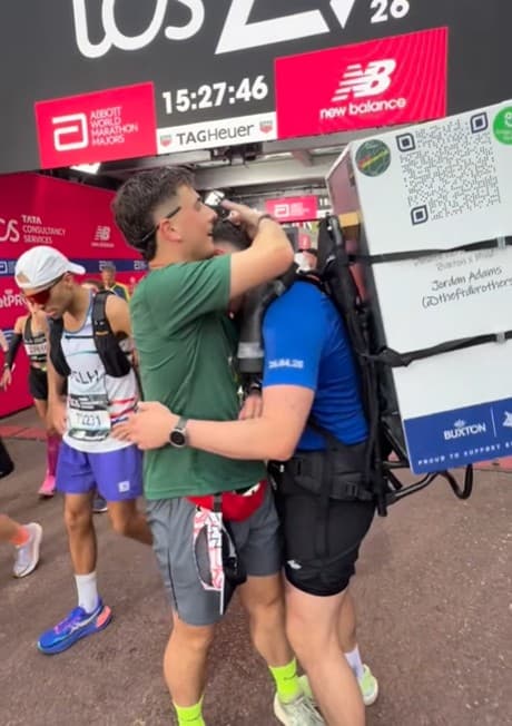 Los hermanos Thomas, en la meta.