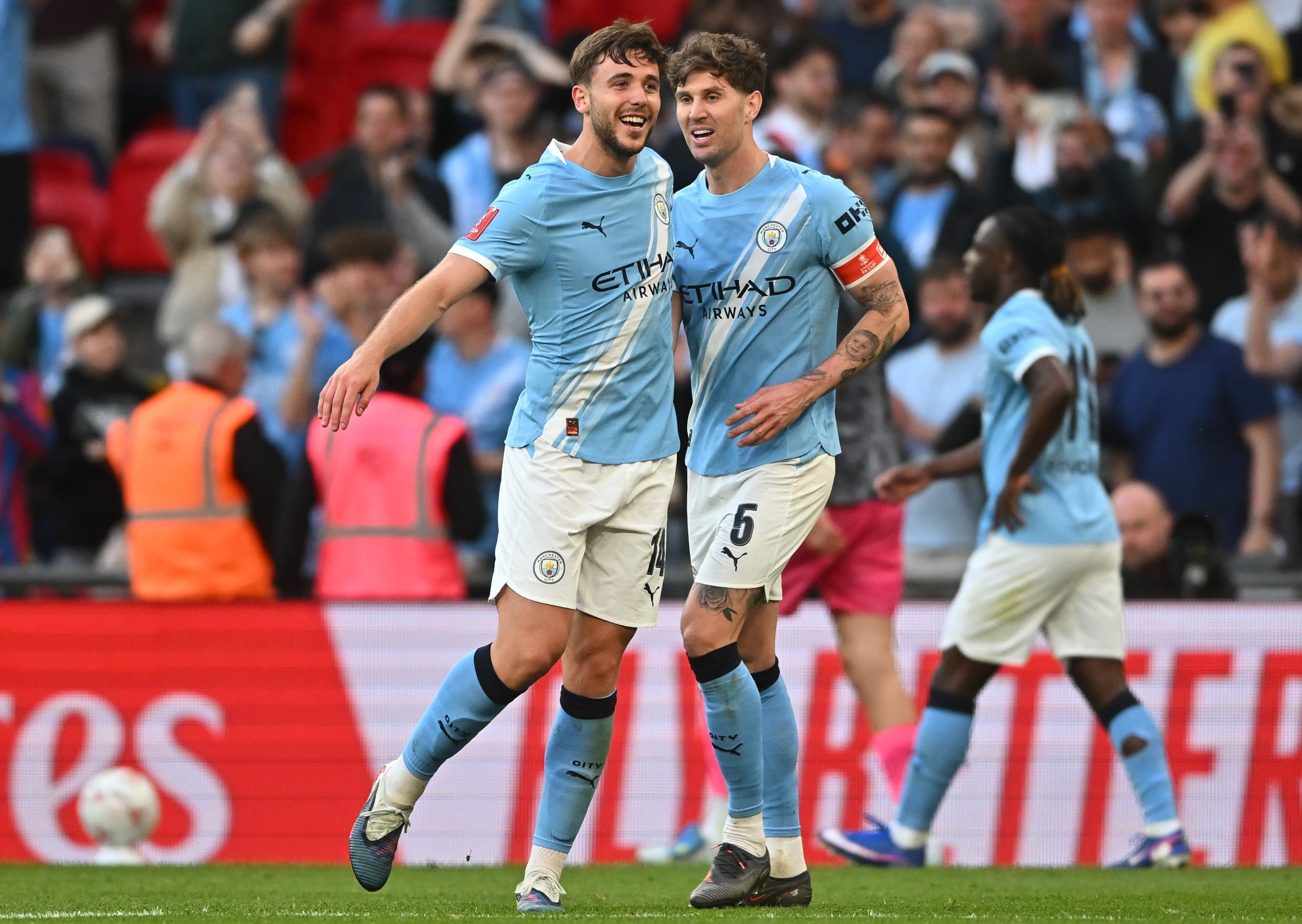 Nico González y John Stones celebran el gol del español ante el Southampton