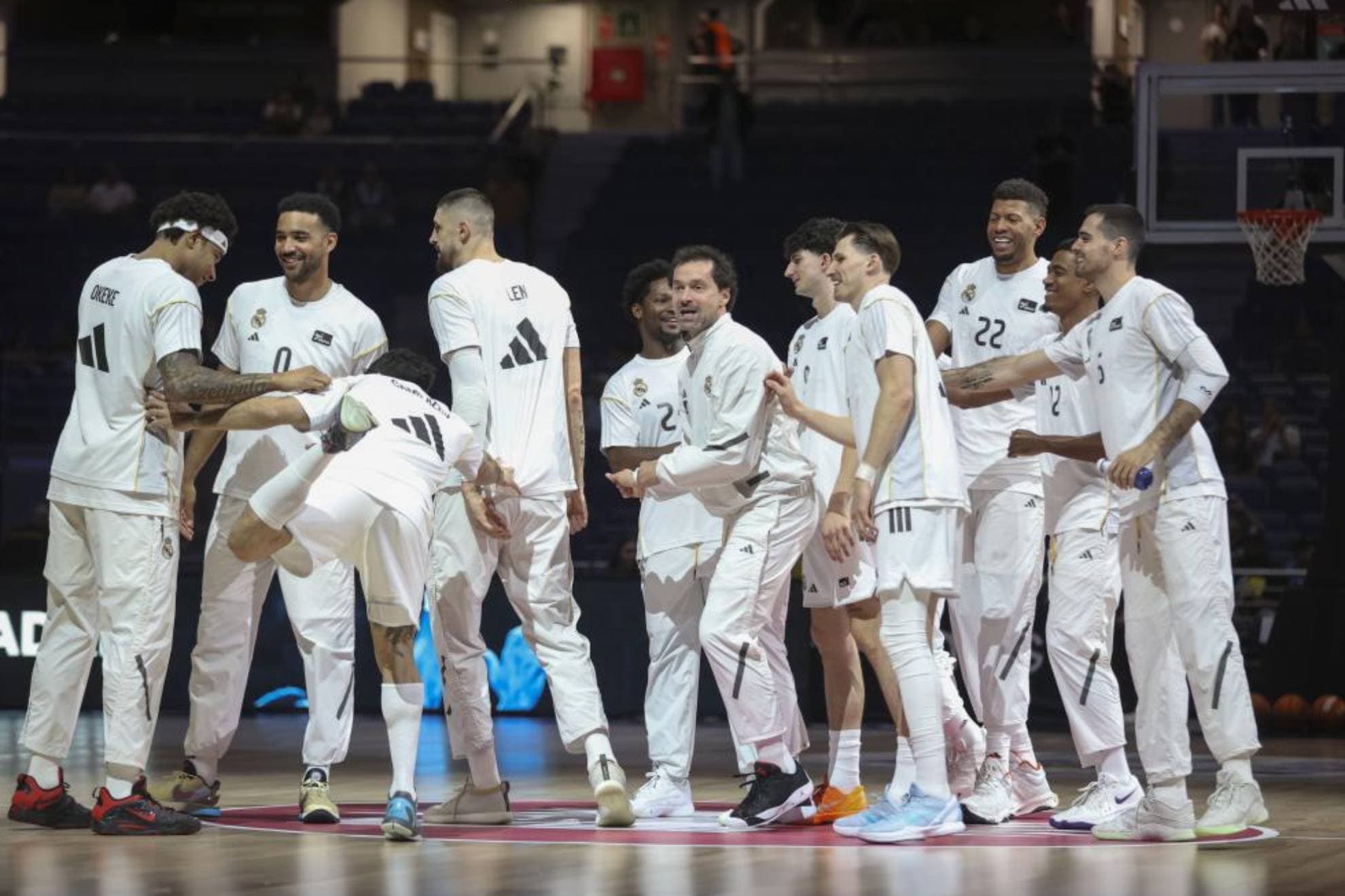 La plantilla del Real Madrid, durante un partido de esta campaña.