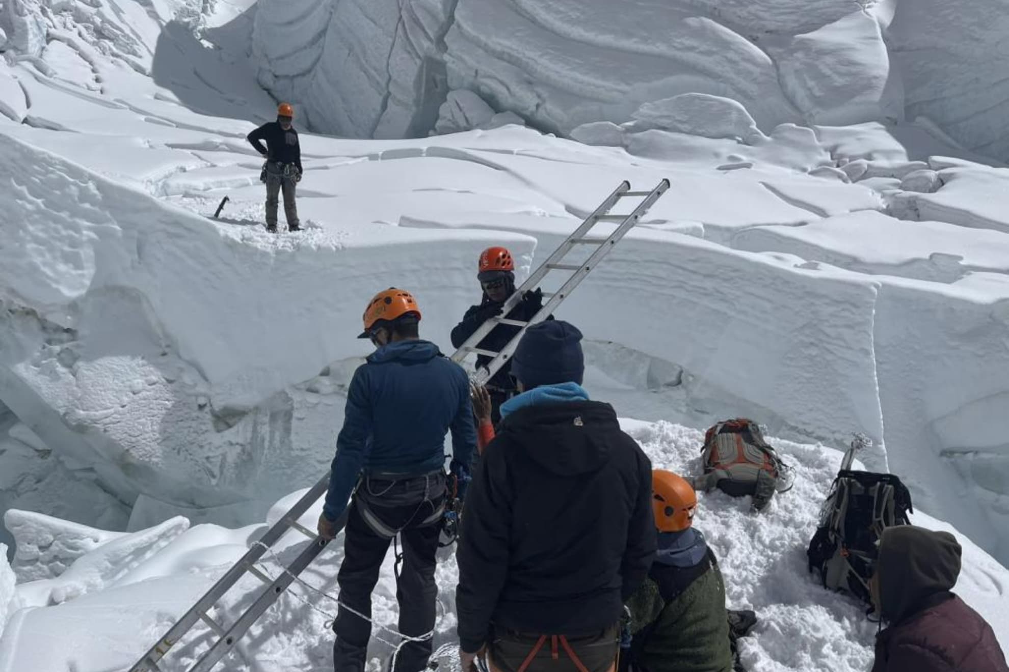 La equipación de de la ruta por la cascada de Khumbu en años anteriores.