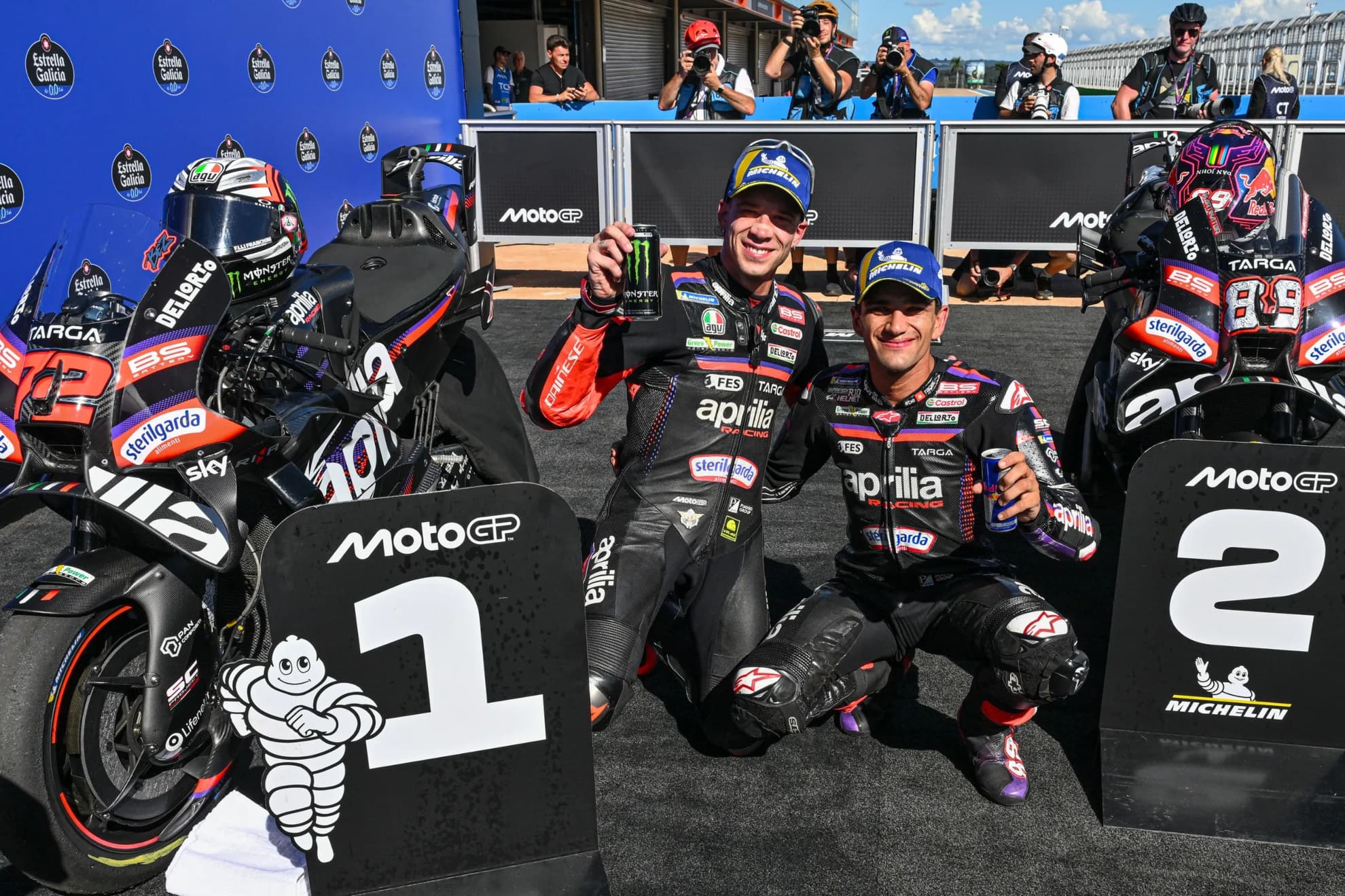 Bezzecchi y Jorge Martín, en el parque cerrado, tras firmar un doblete.