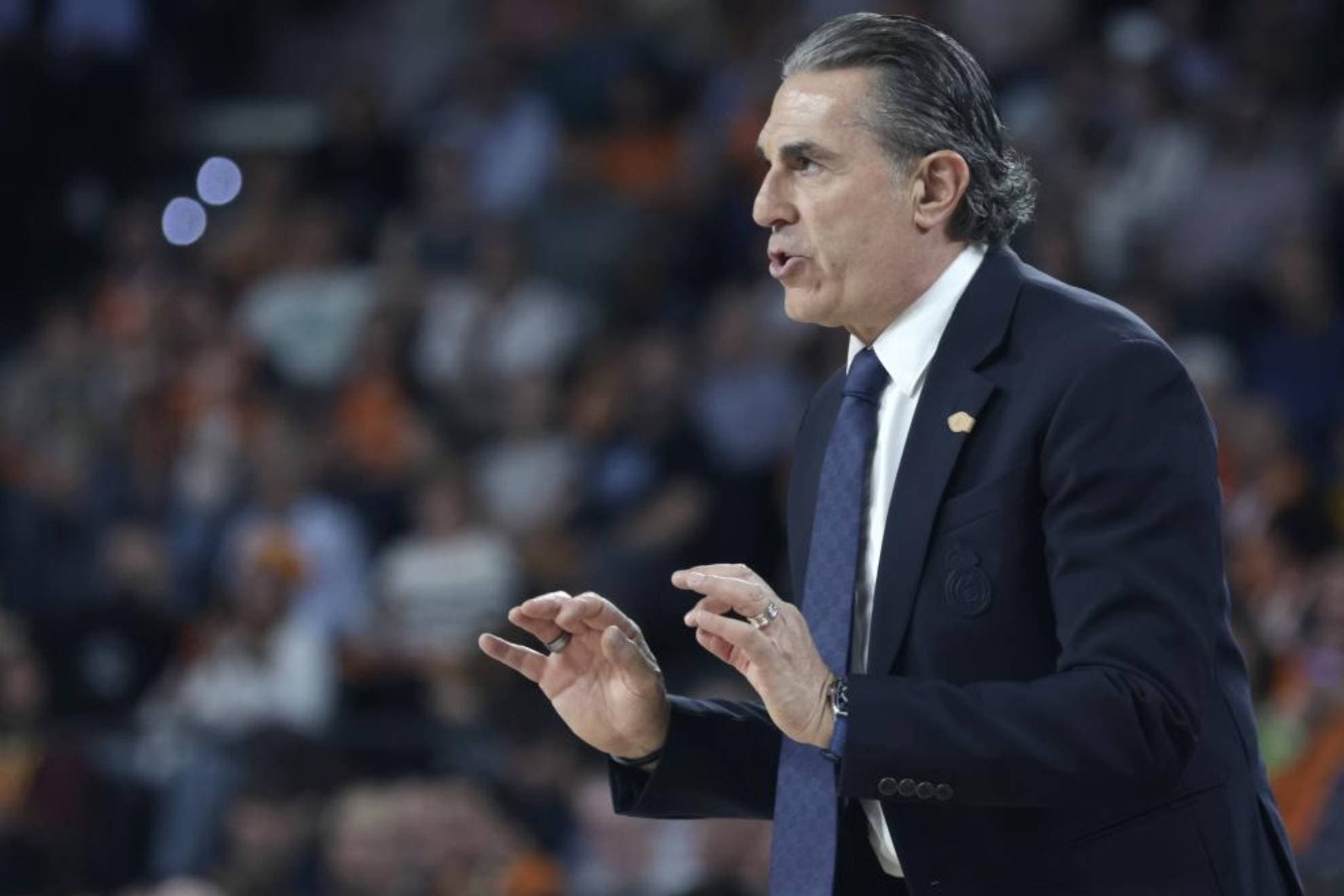 Scariolo da instrucciones en el último partido del Madrid.