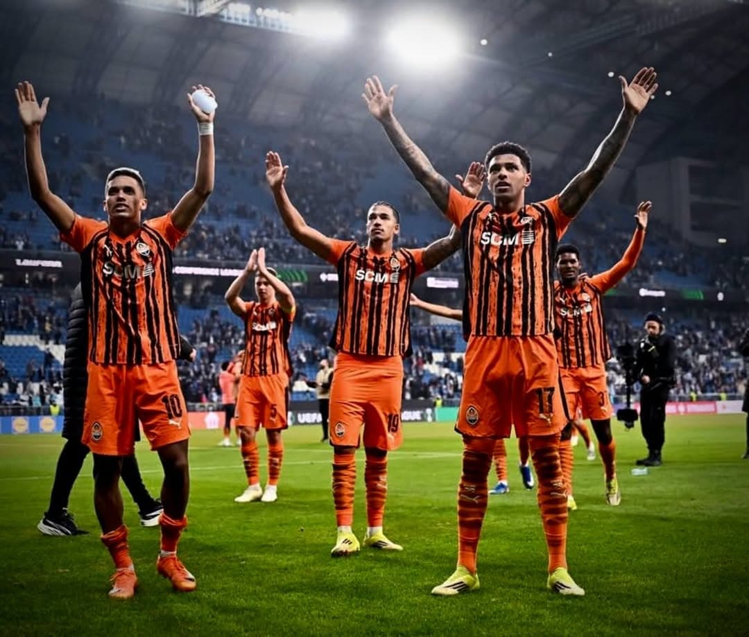 Vinícius Tobias y sus compañeros celebran el triunfo del Shakhtar.