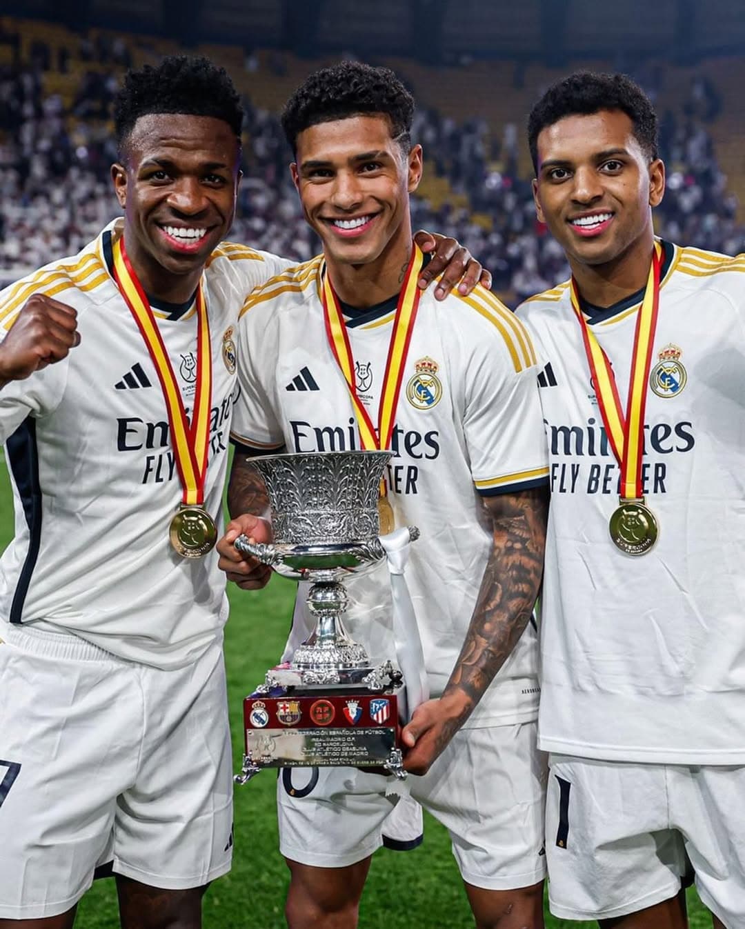 Vinícius Tobias celebra la Supercopa de España junto a Vini Jr y Rodrygo.