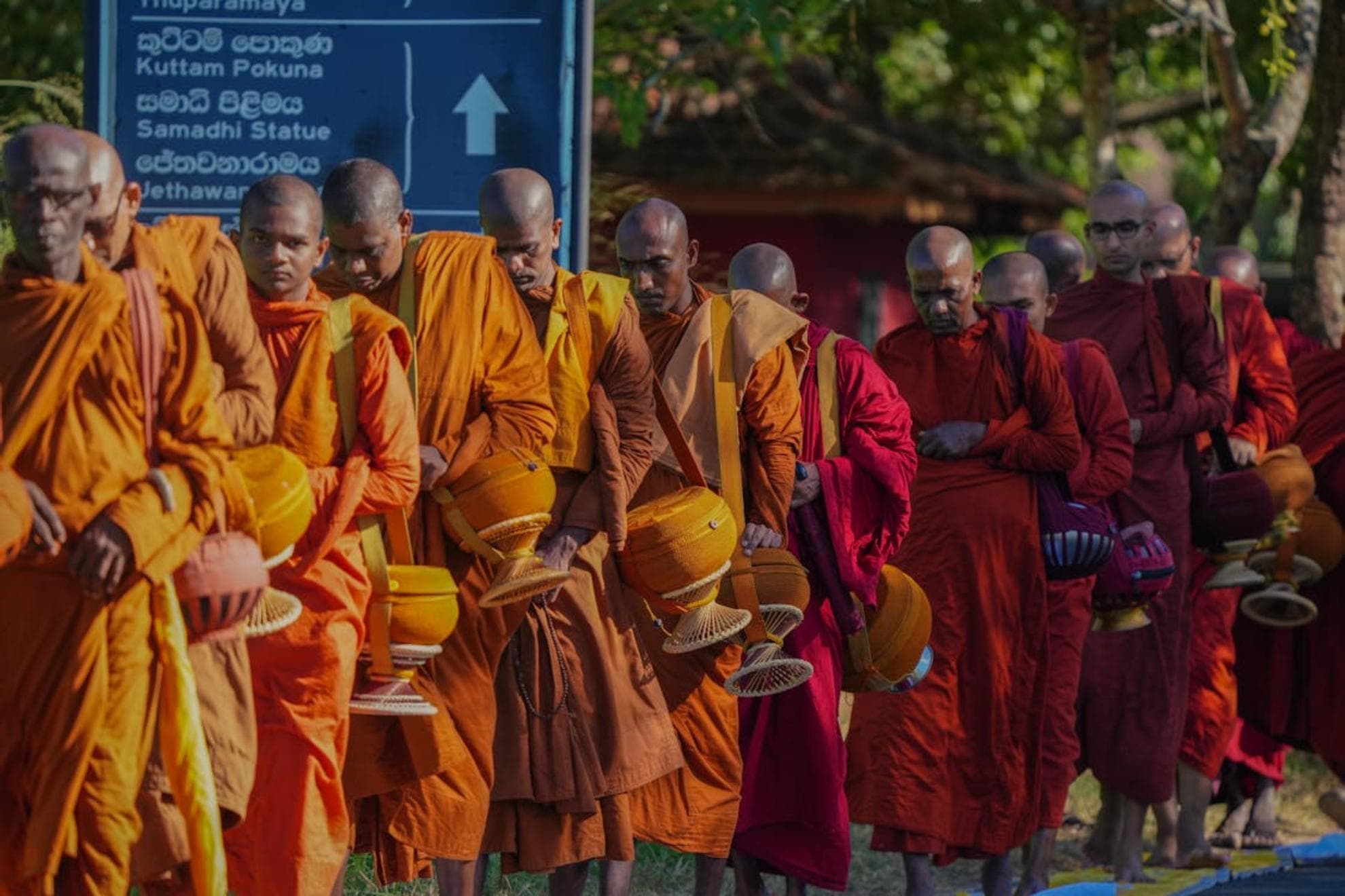 Imagen de archivo de un grupo de monjes budistas.