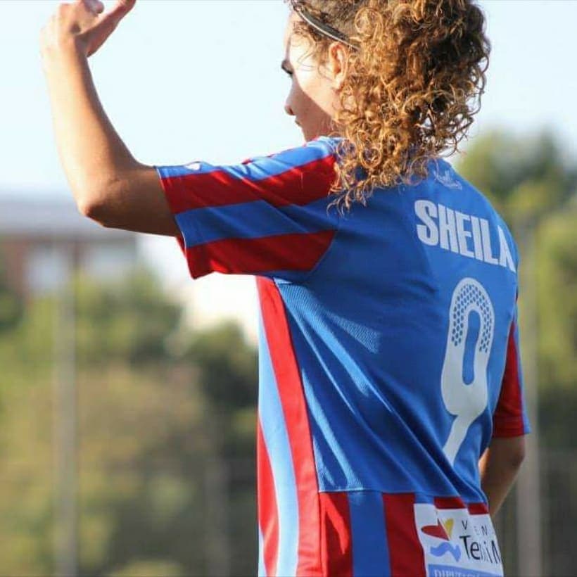 Sheila jugando en la cantera del Levante.