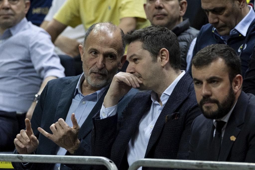 Chus Bueno (CEO de la Euroliga) habla con George Aivazoglou (director general de la NBA para Europa y Oriente Medio)