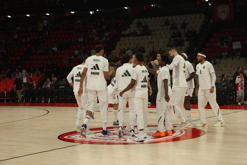 Los jugadores del Real Madrid hacen piña en el partido de Euroliga ante Olympiacos.