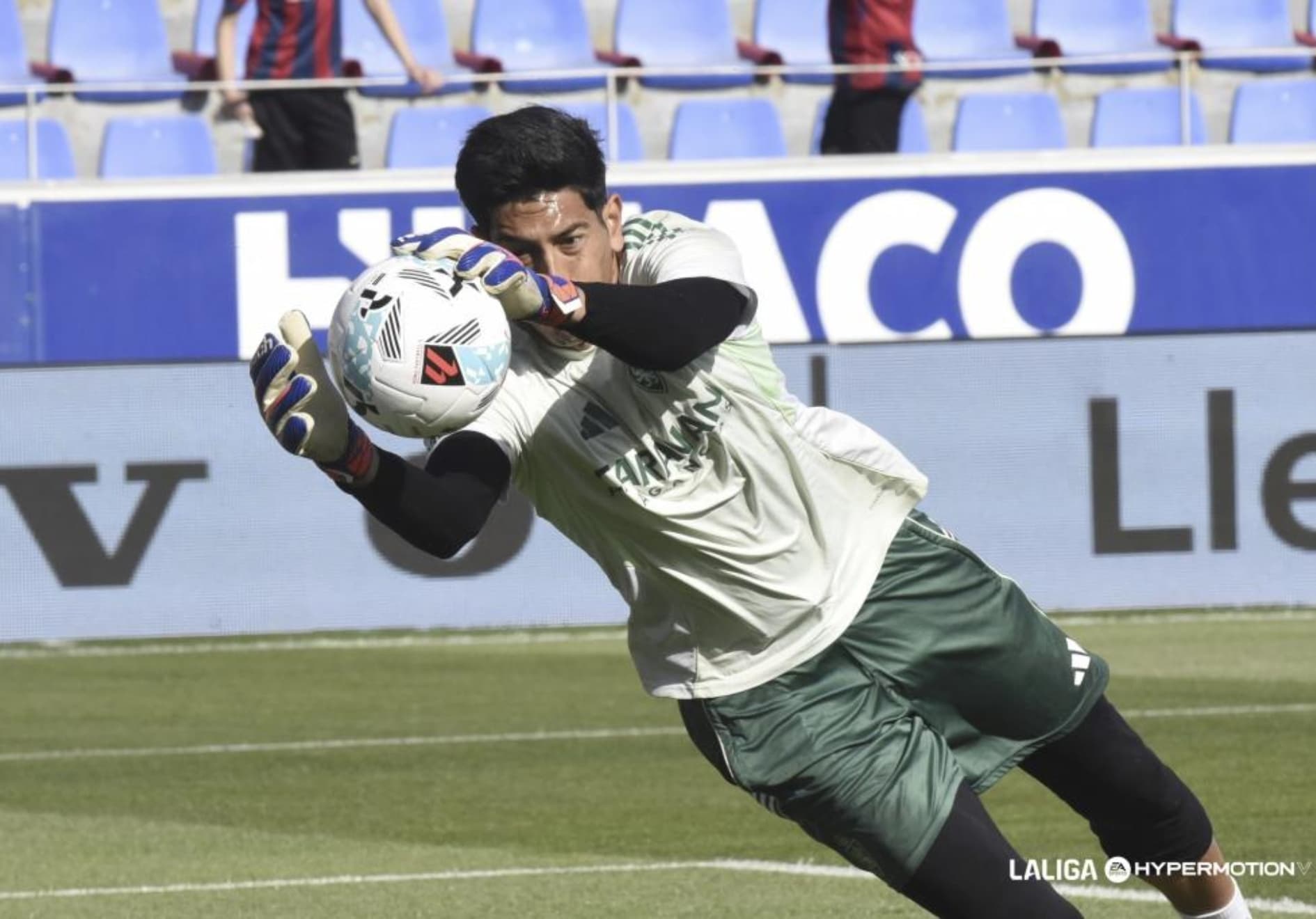 Andrada, en el calentamiento antes del partido del Huesca.