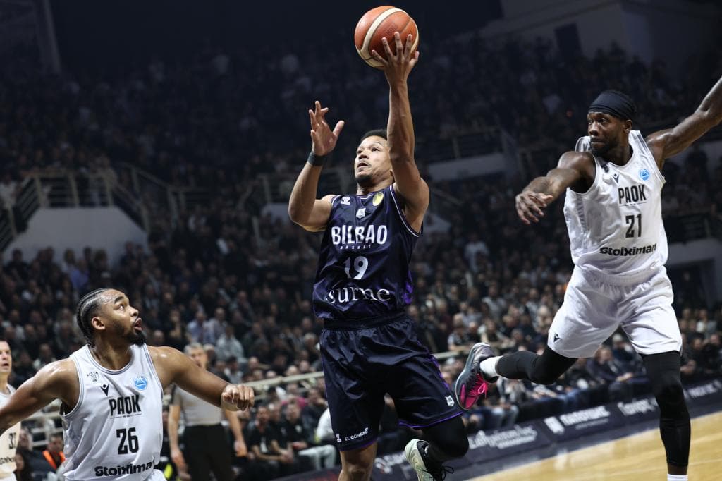 Melwin Pantzar realiza una bandeja durante la ida en Grecia.