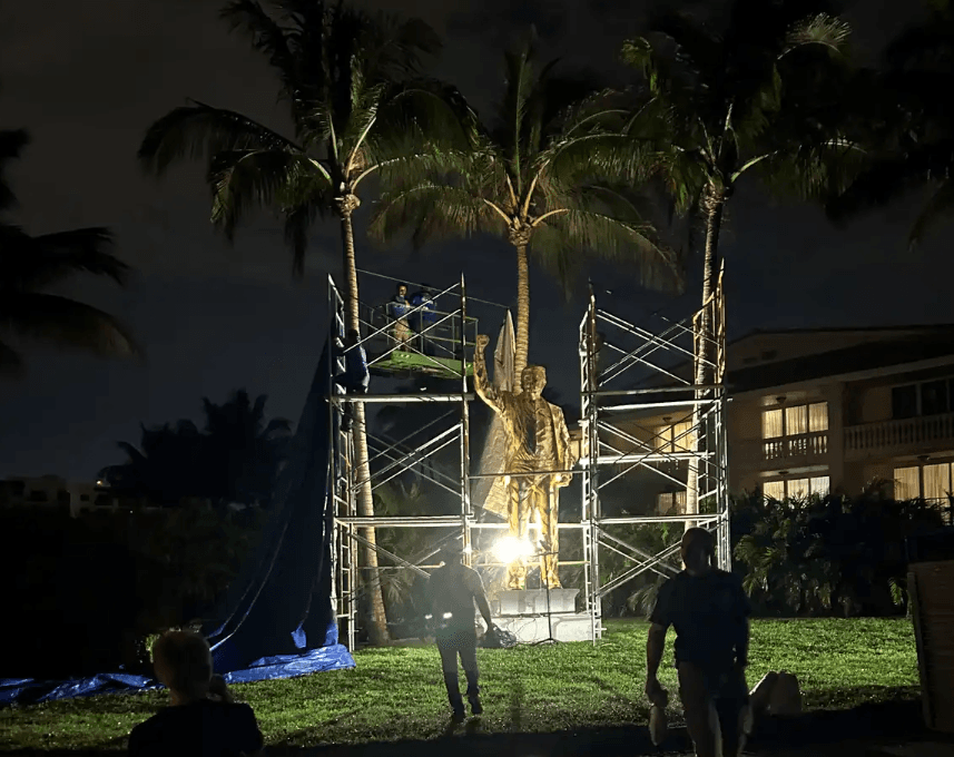 Durante la instalación de la estatua.