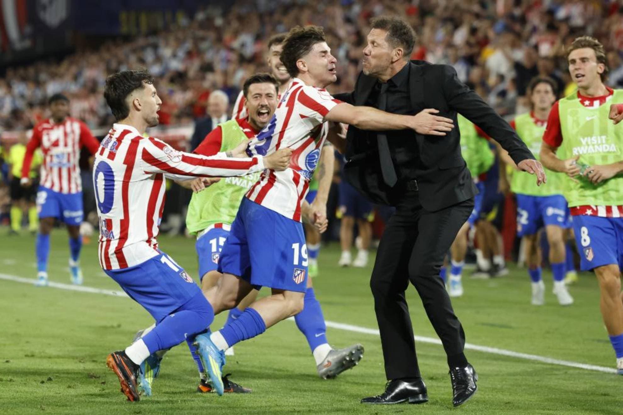 El delantero del Atlético de Madrid Julián Álvarez (c) celebra su gol con Diego Simeone
