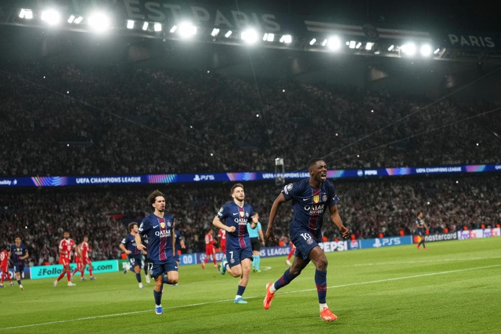 Ousmane Dembélé celebrando el tercer gol del PSG ante el Bayern (AP Photo/Aurelien Morissard)