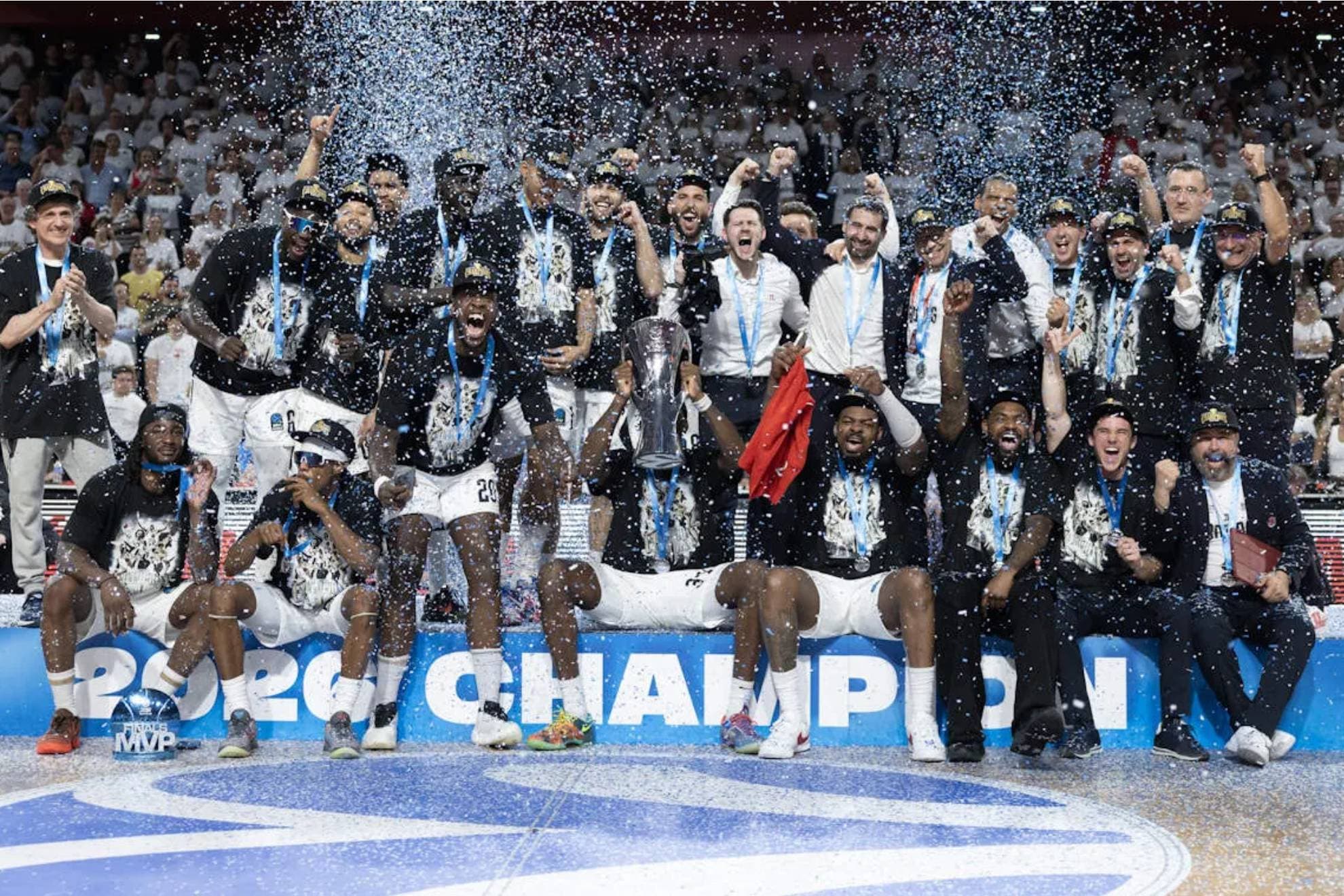 Los jugadores del Bourg-en-Bresse celebran el triunfo en la final de la Eurocup.