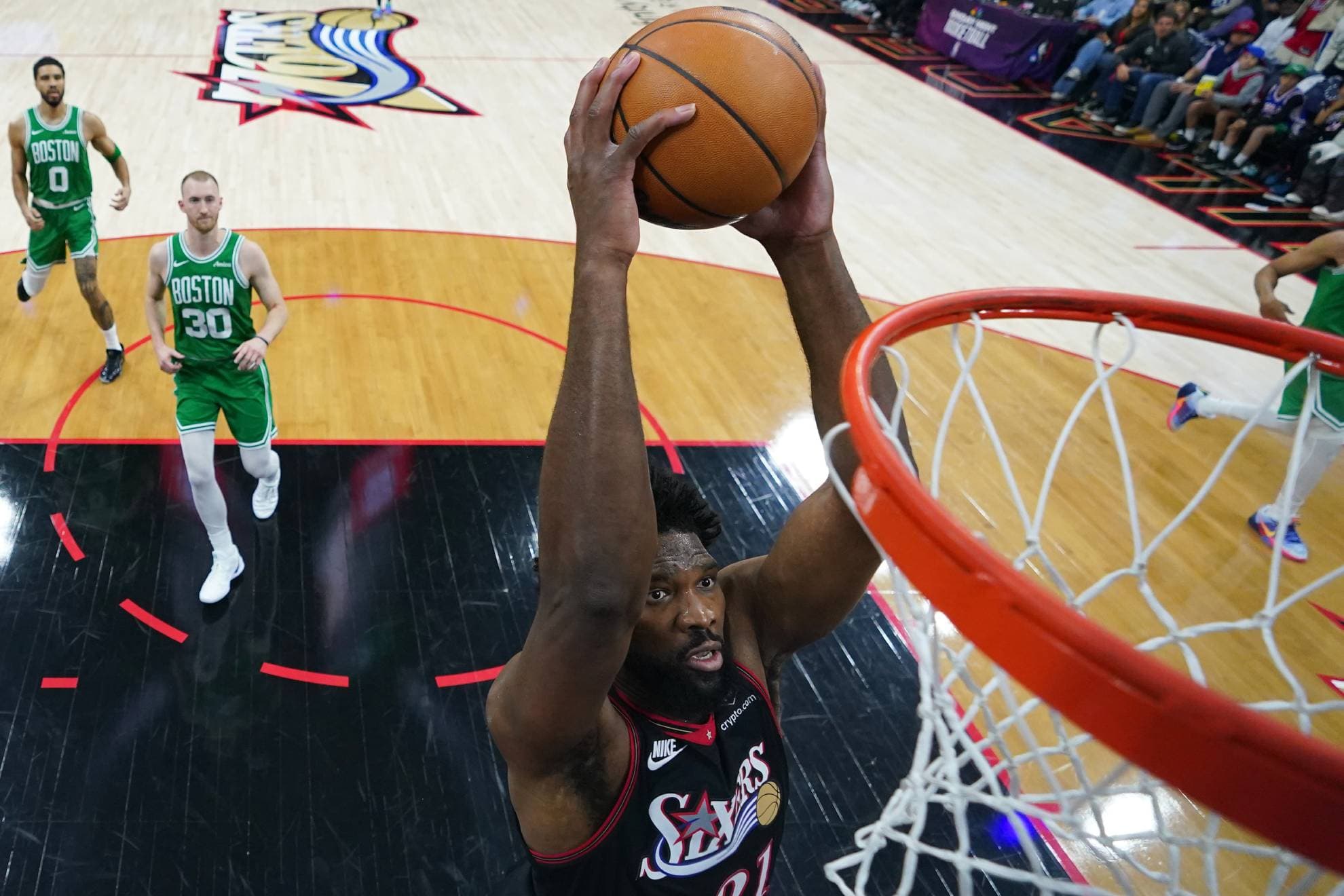 Los Sixers ganan una vida en Boston y Hugo González juega dos minutos con los Celtics