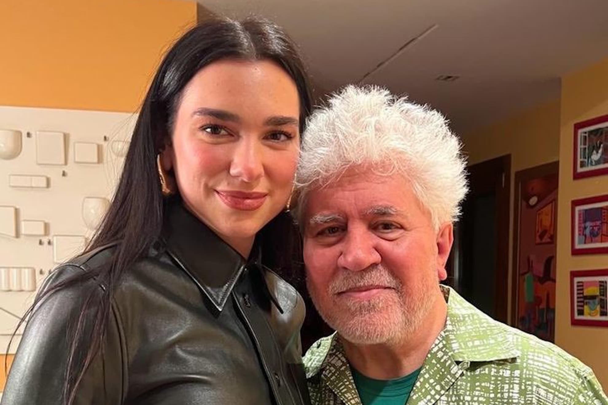 Dua Lipa y Pedro Almodóvar.