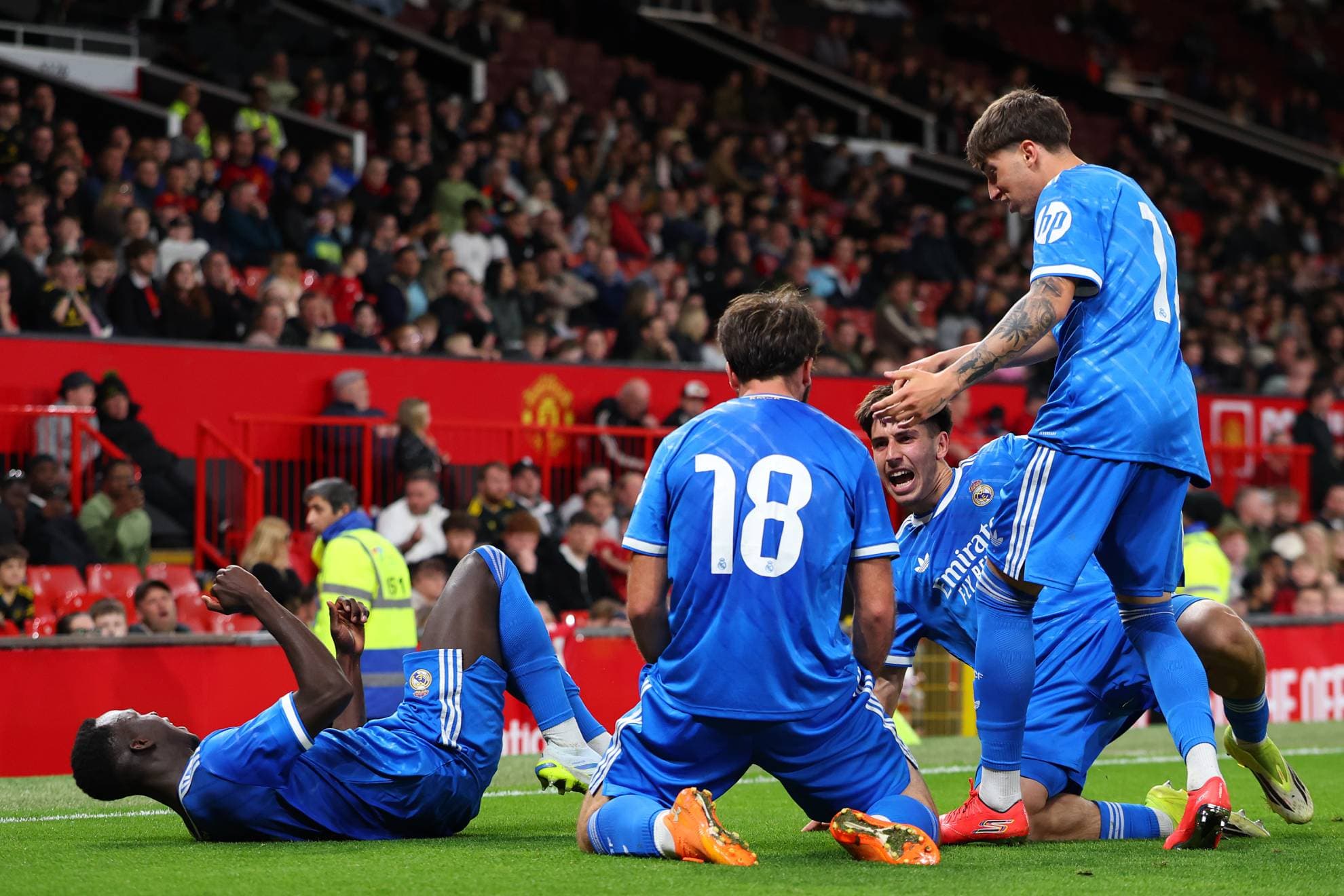 Los jugadores del Castilla celebran un gol en Old Trafford.
