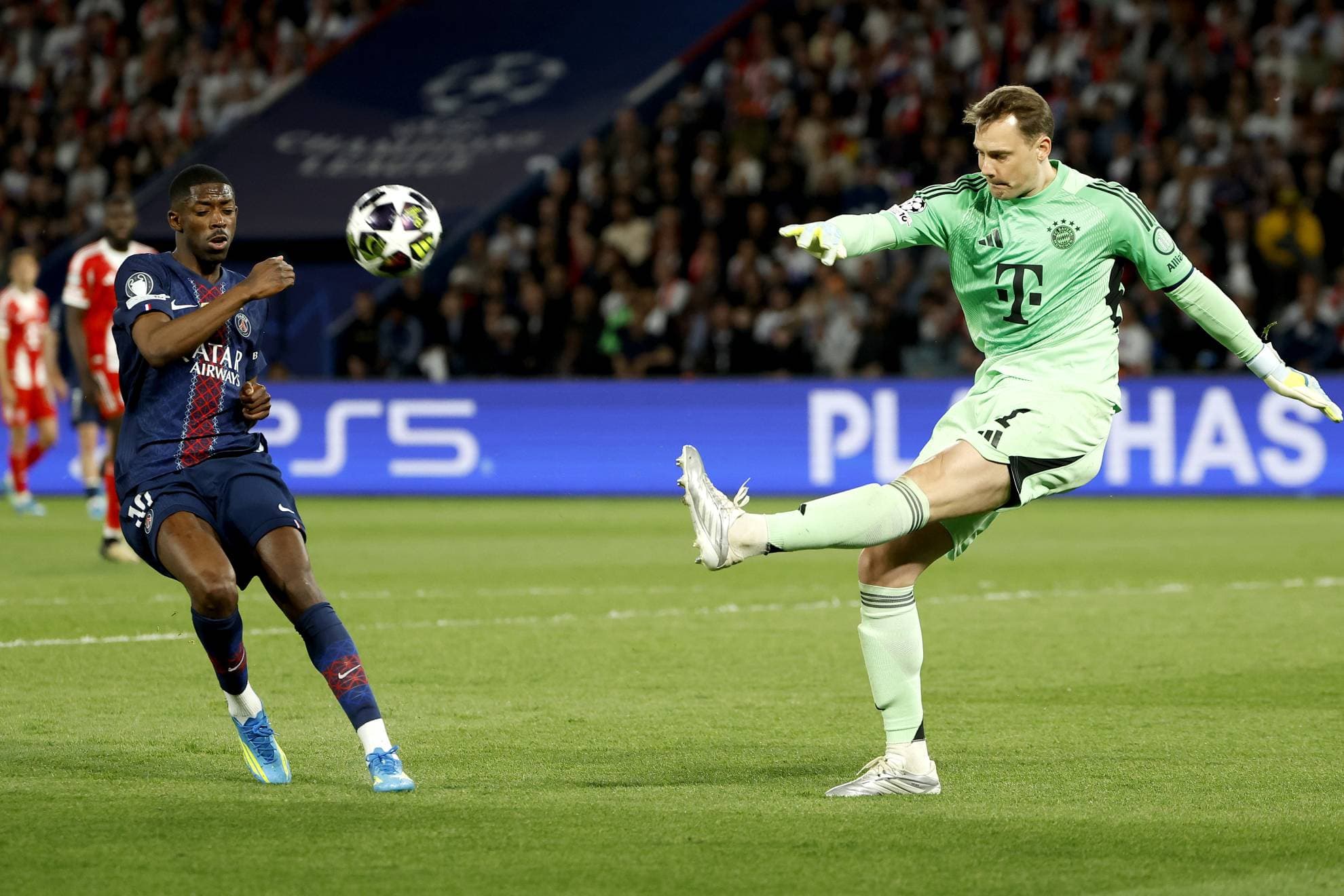 Dembélé, presionando a Neuer.