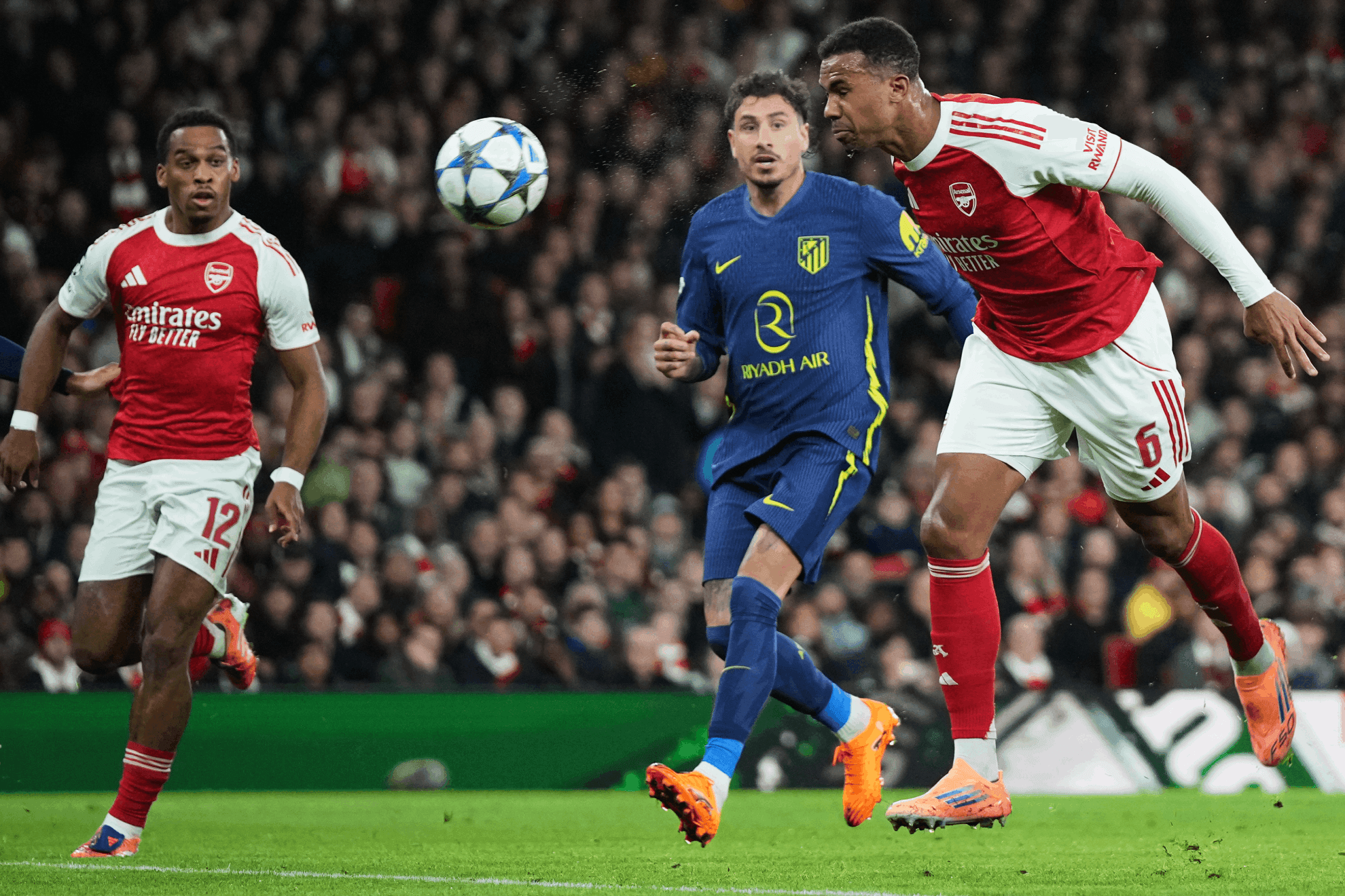 Gabriel remate de cabeza en el Arsenal-Atleti de esta temporada