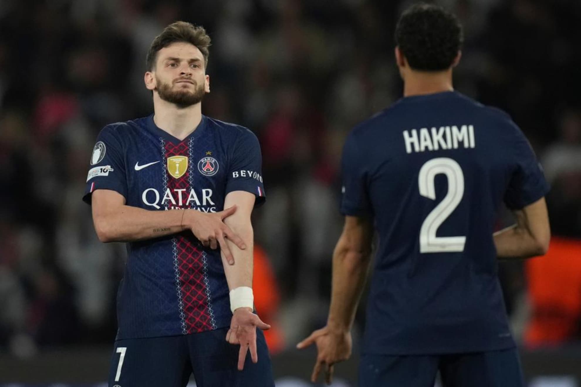 Khvicha Kvaratskhelia celebra uno de sus goles ante el Bayern.