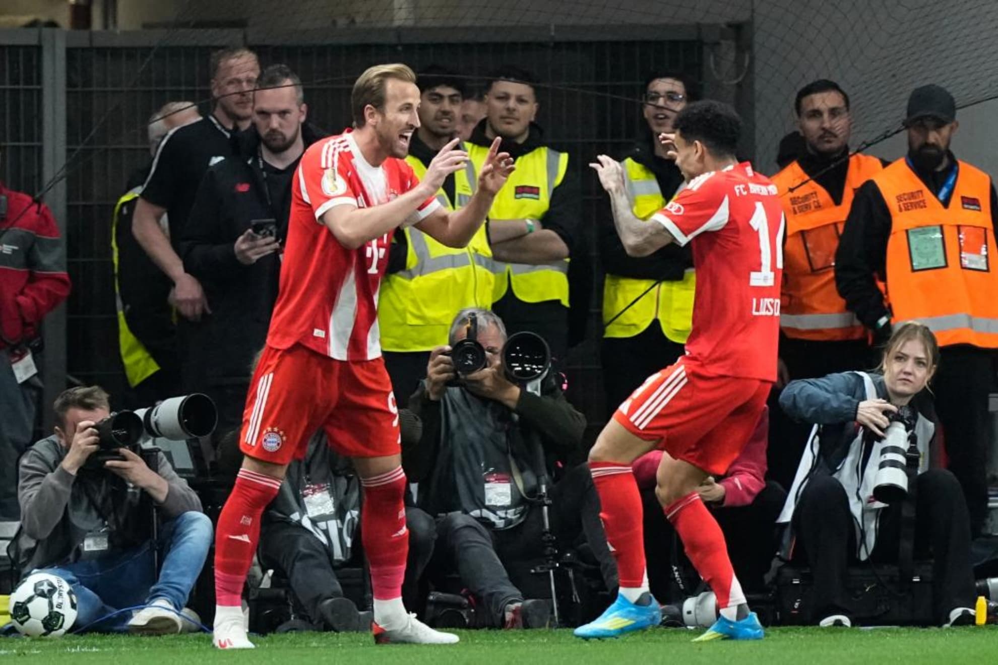 Harry Kane celebra un gol con Luis Díaz.