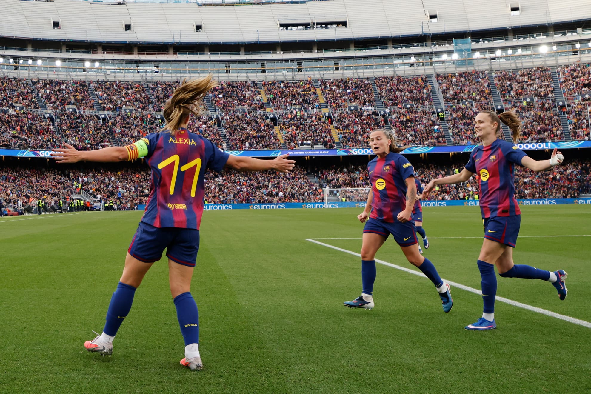 Alexia Putellas celebra un gol ante el Real Madrid en el Camp Nou.