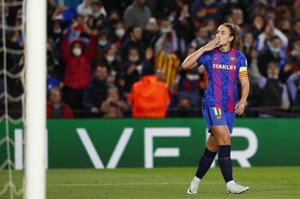 Alexia Putellas celebra un gol ante el Real Madrid en el Camp Nou en 2022.