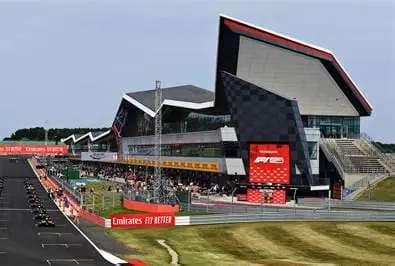 La recta de Silverstone con su emblemático Wing.