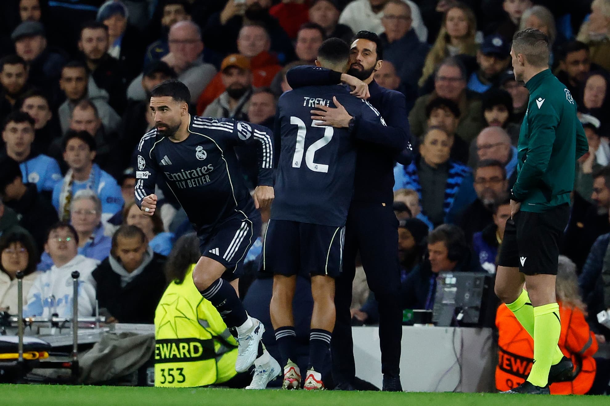 Arbeloa abraza a Trent tras sustituirlo mientras Carvajal entra al campo.