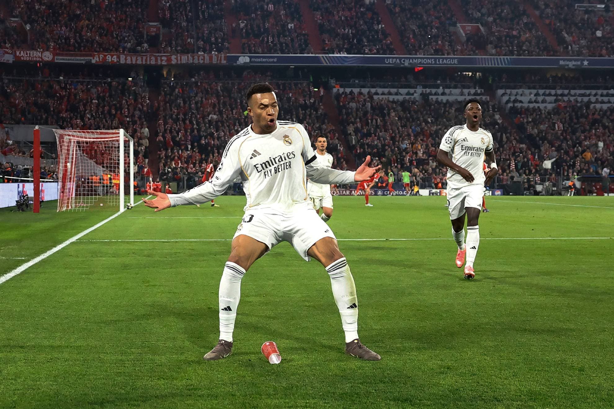 Mbappé celebra un tanto frente al Bayern en el Allianz Arena.