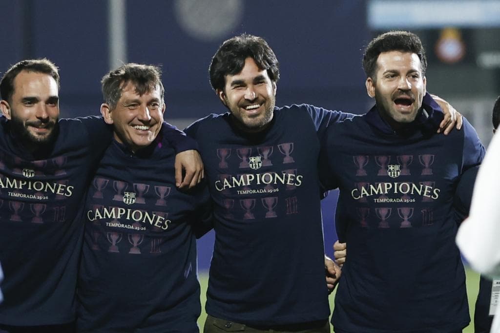 Pere Romeu, junto al cuerpo técnico, celebrando el título de LaLiga.