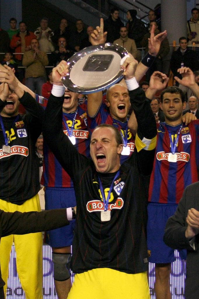 EL BARCELONA CAMPEON DE LA COPA ASOBAL. EL PORTERO LEVANTANDO EL TROFEO