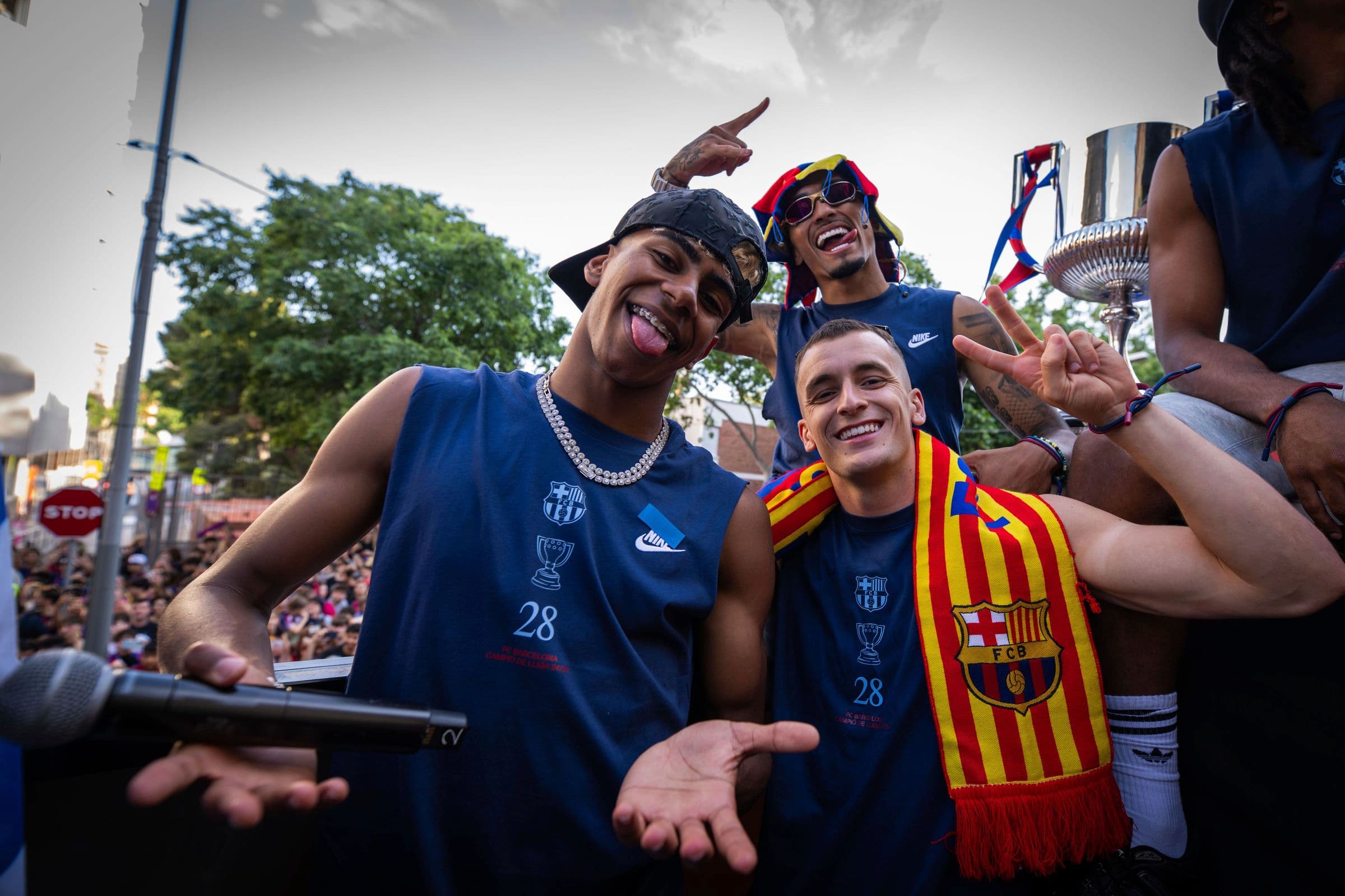 Los jugadores del Barcelona celebrando el título en el autobús.