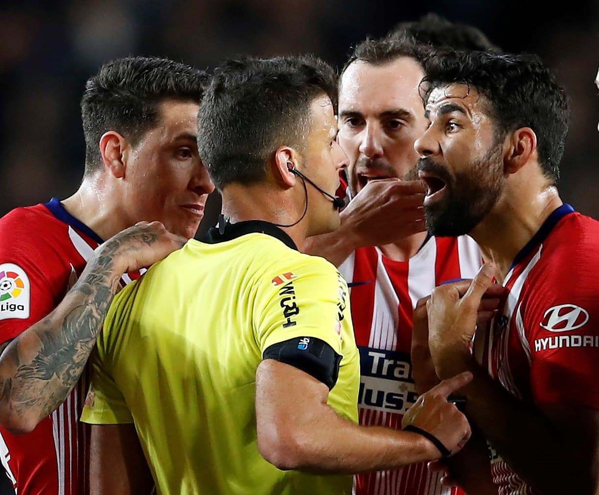 Diego Costa protestando a Gil Manzano.