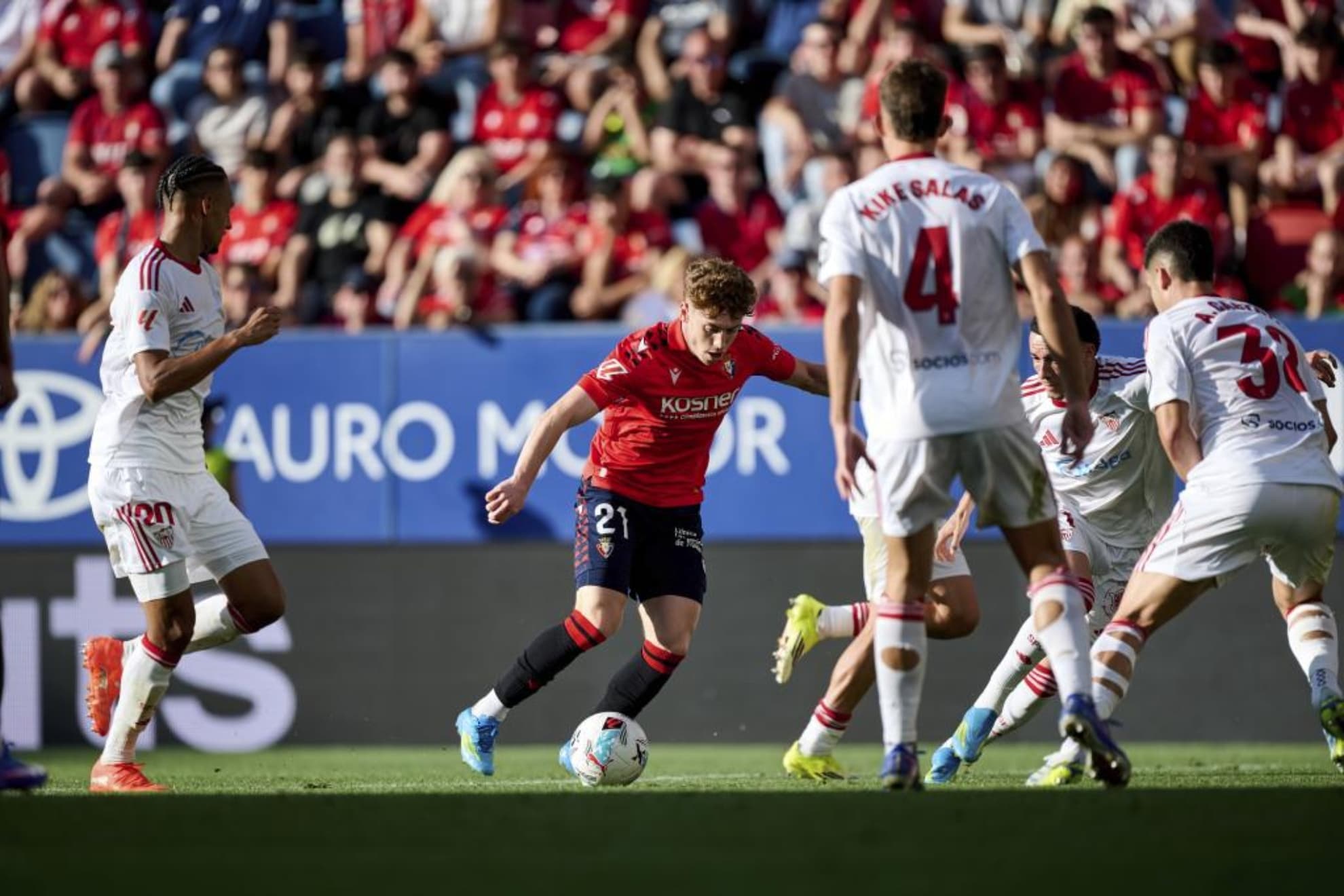 Víctor Muñoz, con el balón en el encuentro ante el Sevilla.