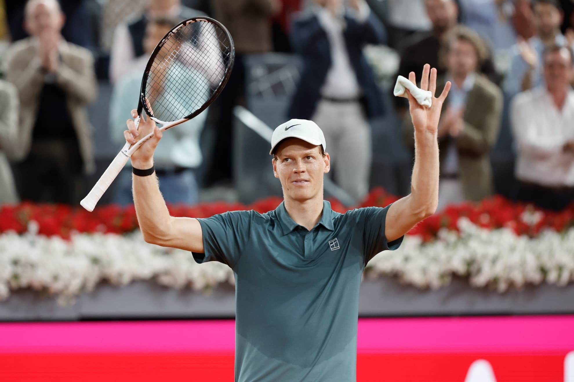 Sinner levanta los brazos.