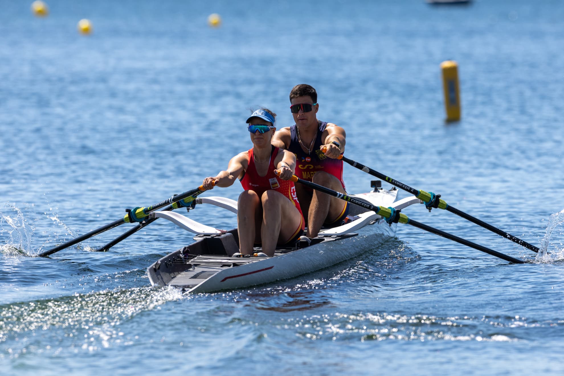Ander Martín y Esther Briz, entrenando en el Mar Menor.