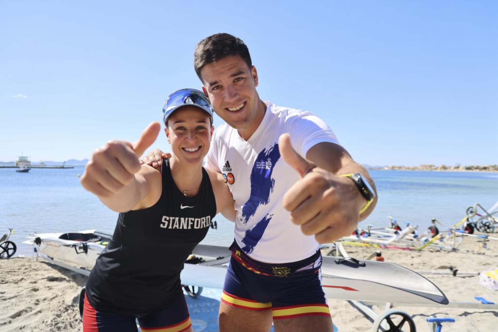 Esther Briz y Ander Martín posan para MARCA en la playa del CAR Región de Murcia.