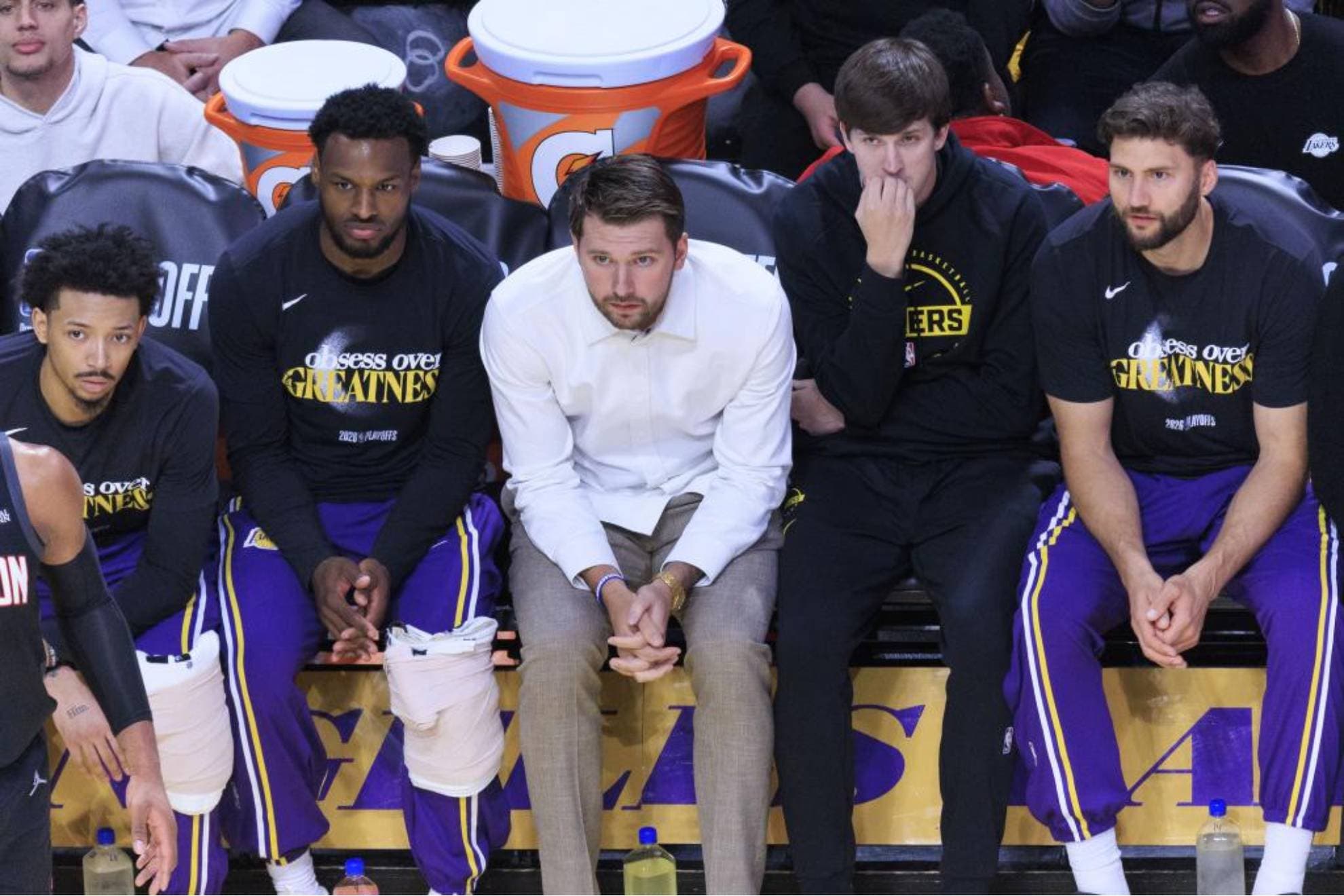 Luka Doncic, en el banquillo, viendo un partido de los Lakers.