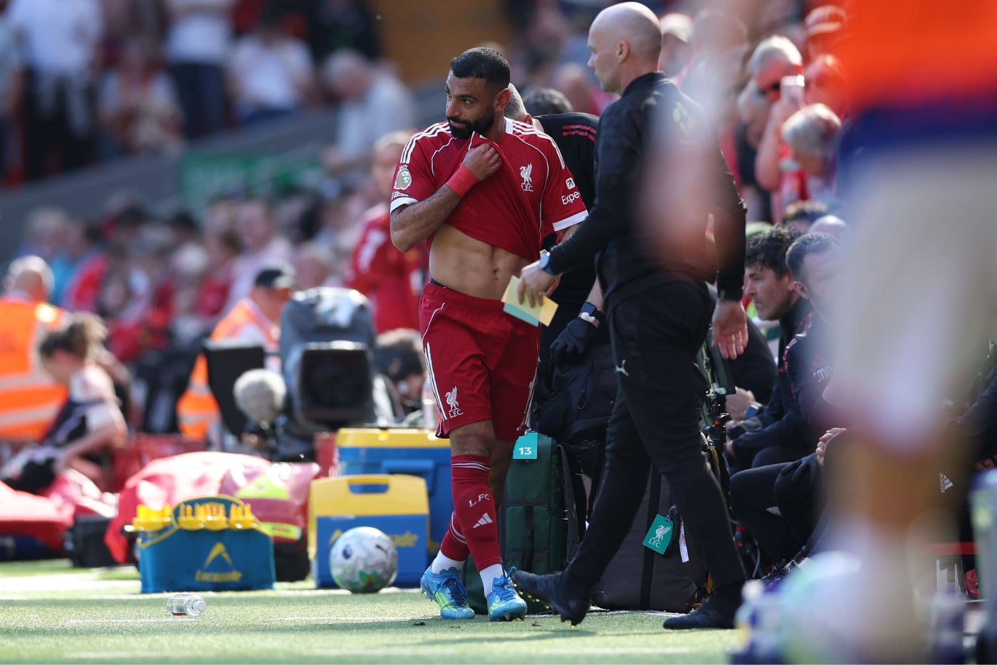 Mohamed Salah sale del campo contra el Crystal Palace